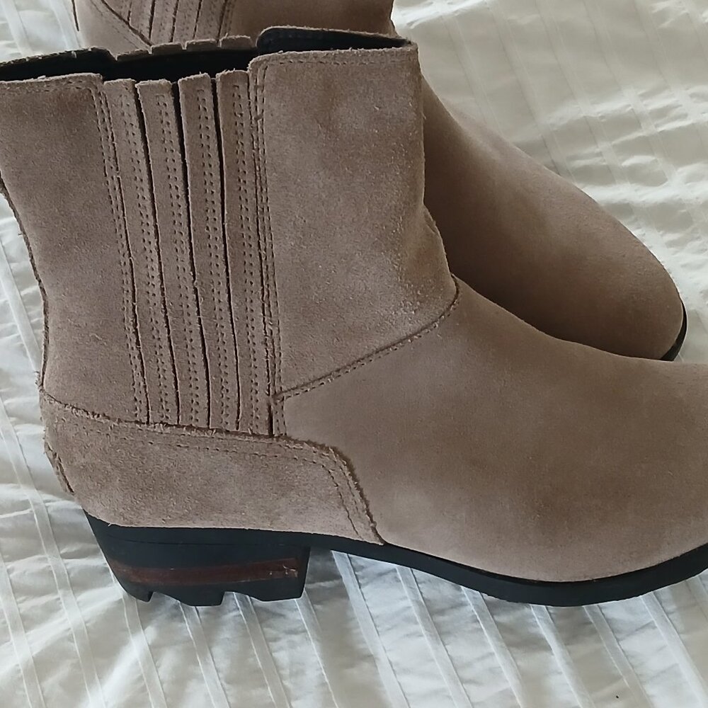 Sorel waterproof taupe suede boots size 11